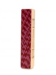 Shaker de madera rojo con dos cámaras llenas