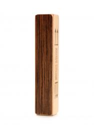 Shaker de madera marrón oscuro con dos cámaras llenas
